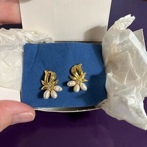 Avon Pearl Earrings-NEW